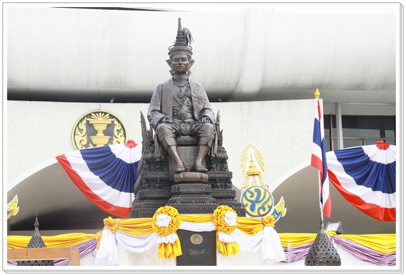 ﻿กรมบังคับคดี กระทรวงยุติธรรม วางพวงมาลาสักการะพระบาทสมเด็จพระปกเกล้าเจ้าอยู่หัว